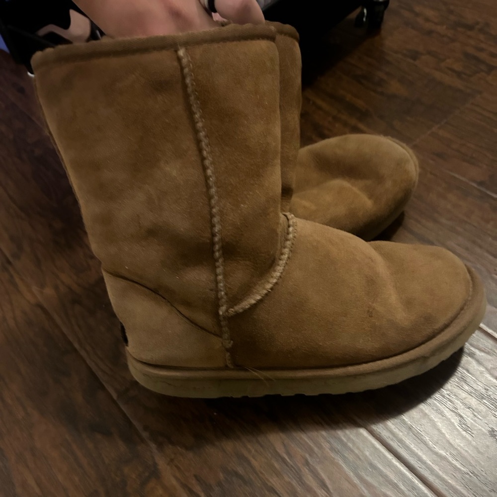 UGGS - Picture 3 of 4